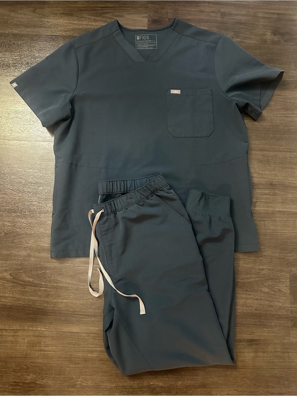 Figs Men’s Dark Harbor Scrub set
